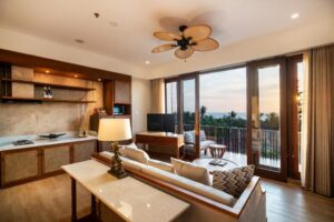 جناح مع طلّة على المحيط. 