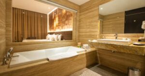 ديلوكس بلس مع حوض استحمام 