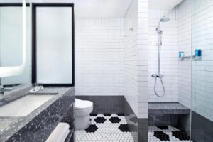 غرفة بطابقين بسرير بالحجم الملكي 1