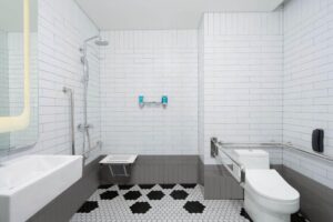 غرفة بطابقين بسرير بالحجم الملكي 1