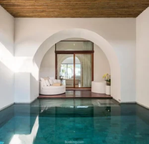 جناح على شاطئ البحر ومسبح وحديقة