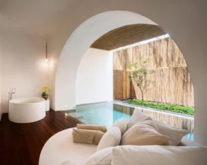 جناح على شاطئ البحر ومسبح وحديقة