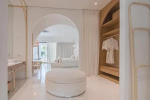 جناح على شاطئ البحر ومسبح وحديقة