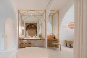 جناح على شاطئ البحر ومسبح وحديقة