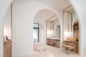 جناح على شاطئ البحر ومسبح وحديقة