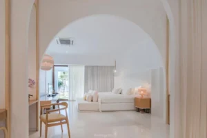 جناح على شاطئ البحر ومسبح وحديقة