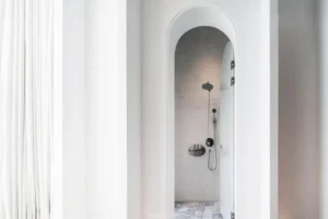 فيلا سالا على شاطئ البحر ومسبح