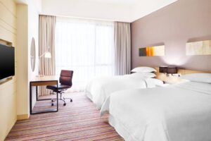 غرفة ضيوف مع سريرين توأم