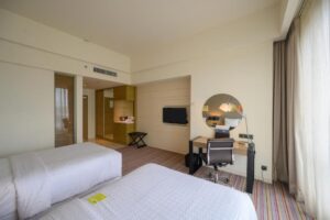 غرفة ضيوف مع سريرين توأم