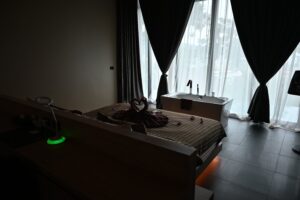 فله مع مسبح خاص اطلاله على البحر