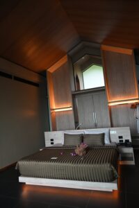 فله غرفتين مع مسبح خااص على اطلاله على البحر