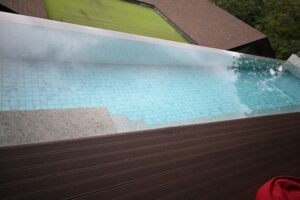 فله غرفتين مع مسبح خااص على اطلاله على البحر