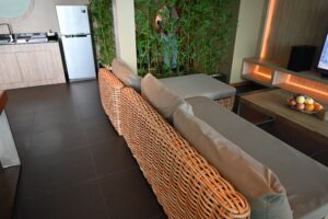 فله غرفتين مع مسبح خااص على اطلاله على البحر