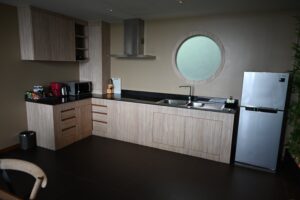 فله غرفتين مع مسبح خااص على اطلاله على البحر