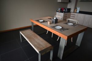 فله غرفتين مع مسبح خااص على اطلاله على البحر