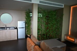 فله غرفتين مع مسبح خااص على اطلاله على البحر