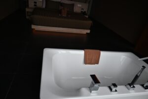 فله غرفتين مع مسبح خااص على اطلاله على البحر