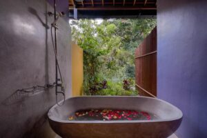 فيلا من غرفتي نوم ومسبح مع إطلالة على الوادي 