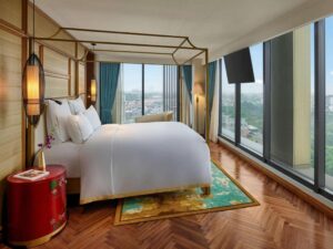 Deluxe King Suite with Lounge Access