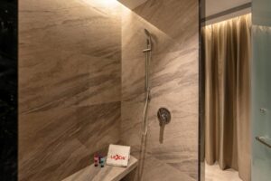 Premium pool suite twin king