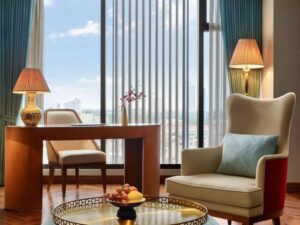 Deluxe King Suite with Lounge Access