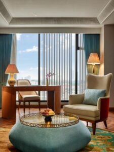 Deluxe King Suite with Lounge Access