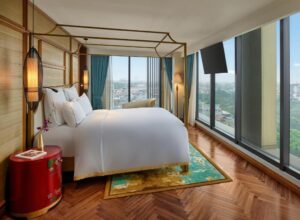 Deluxe King Suite with Lounge Access