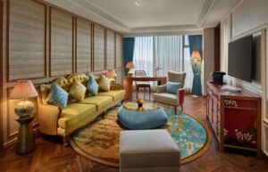 Deluxe King Suite with Lounge Access