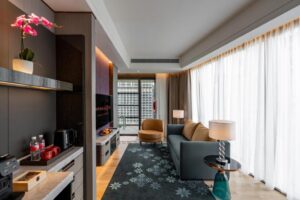 Premium pool suite twin king