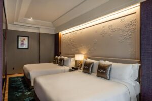 Premium pool suite twin king