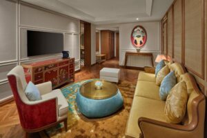 Deluxe King Suite with Lounge Access
