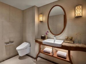 Deluxe King Suite with Lounge Access