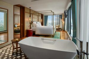 Deluxe King Suite with Lounge Access