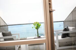 Bedroom Larger Suite, Victoria Harbour view, Balcony
