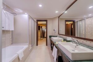 1King Bed junior Suite Sea Front