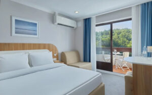 2room Family room with balcony