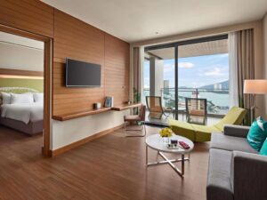 Two-Bedroom Balcony River View Apartment with Kitchen and Bathtub