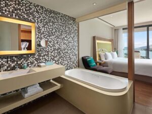 Two-Bedroom Balcony River View Apartment with Kitchen and Bathtub