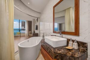 Deluxe Sea View Bathtub