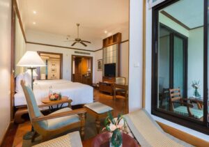 Deluxe Garden Sea, Guest room, 1 King, Partial sea view