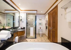 Deluxe Garden Sea, Guest room, 1 King, Partial sea view