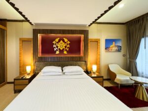 Deluxe King Pool Front