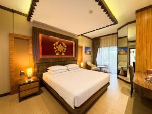 Deluxe King Pool Front