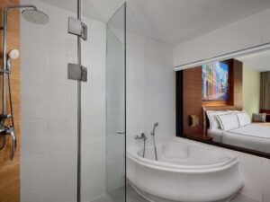 Deluxe Pool Access with Jacuzzi