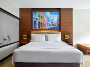 Deluxe Pool Access with Jacuzzi