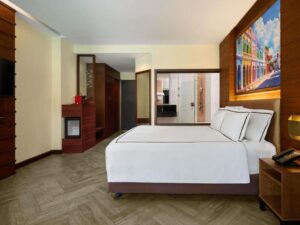 Deluxe Pool Access with Jacuzzi