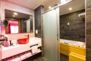 Deluxe Suite with Spa Bath