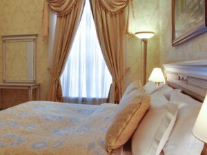 EXECUTIVE TWO-ROOM SUITE 