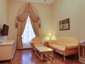 EXECUTIVE TWO-ROOM SUITE 