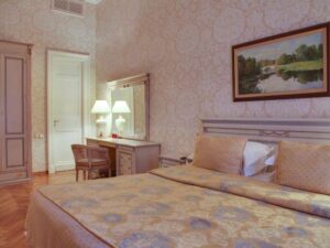 EXECUTIVE TWO-ROOM SUITE 